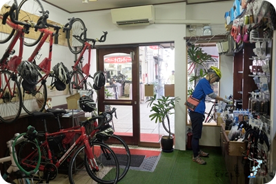 Pictures of rental bike services in the Shimanami Kaido : the store of the red bicycles onomichi rental bikes for Shimanami kaido cycling