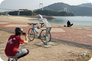 しまなみ海道サイクリング：伯方ビーチの人型サイクルスタンドで記念撮影