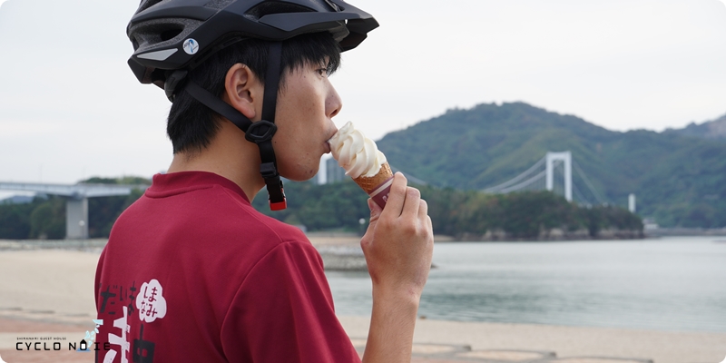 しまなみ海道2日走破サイクリングプラン：伯方島の道の駅で塩ソフトクリームを食べる