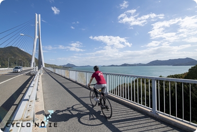 しまなみ海道2日走破サイクリングプラン：大三島の多々羅大橋の走行シーン