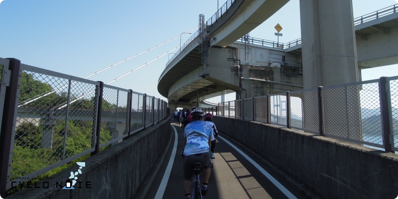 しまなみ海道の来島海峡大橋へと登るアプローチ橋