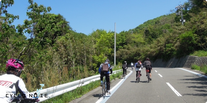 しまなみ海道の坂道を登っているサイクリストたち