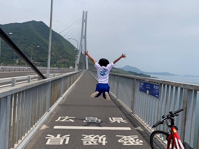 今治から尾道への1日しまなみ海道縦走サイクリング：広島愛媛県境で記念写真